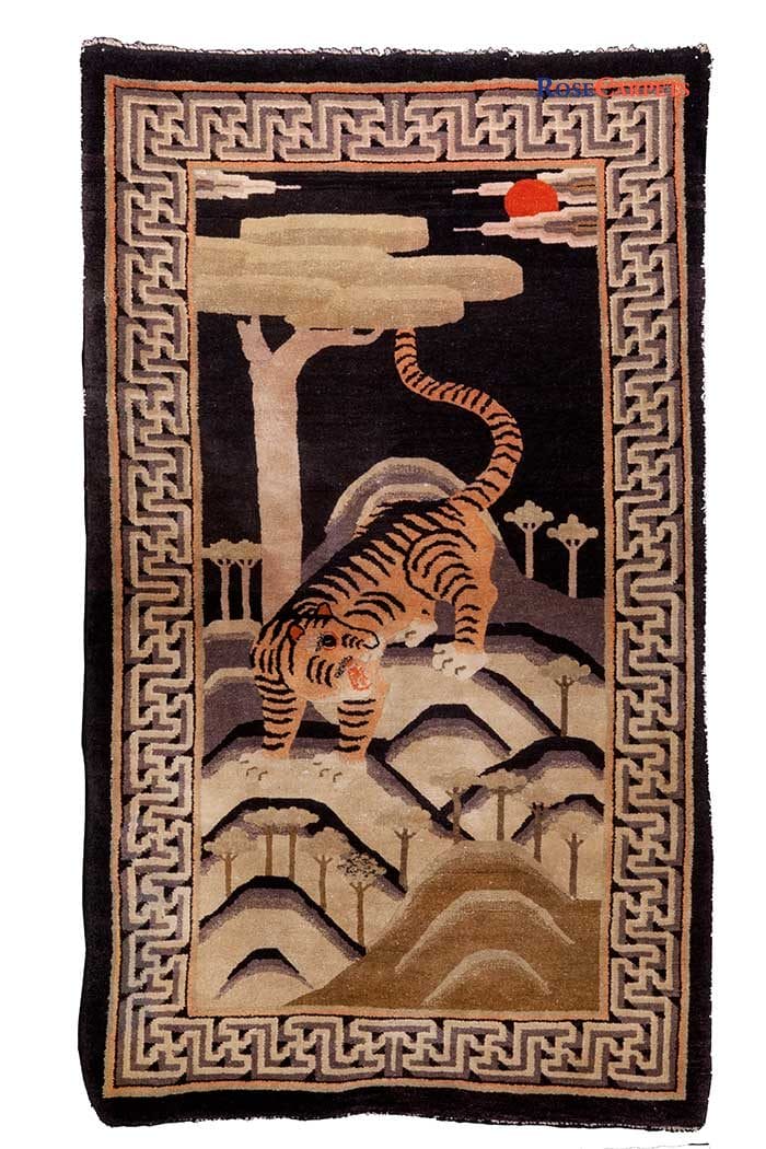 Tappeto Tibetano Disegno con tigre su fondo scuro bordato con motivo a “T”; circa metà del ‘900 Misure: 175×100 cm Codice: 2714