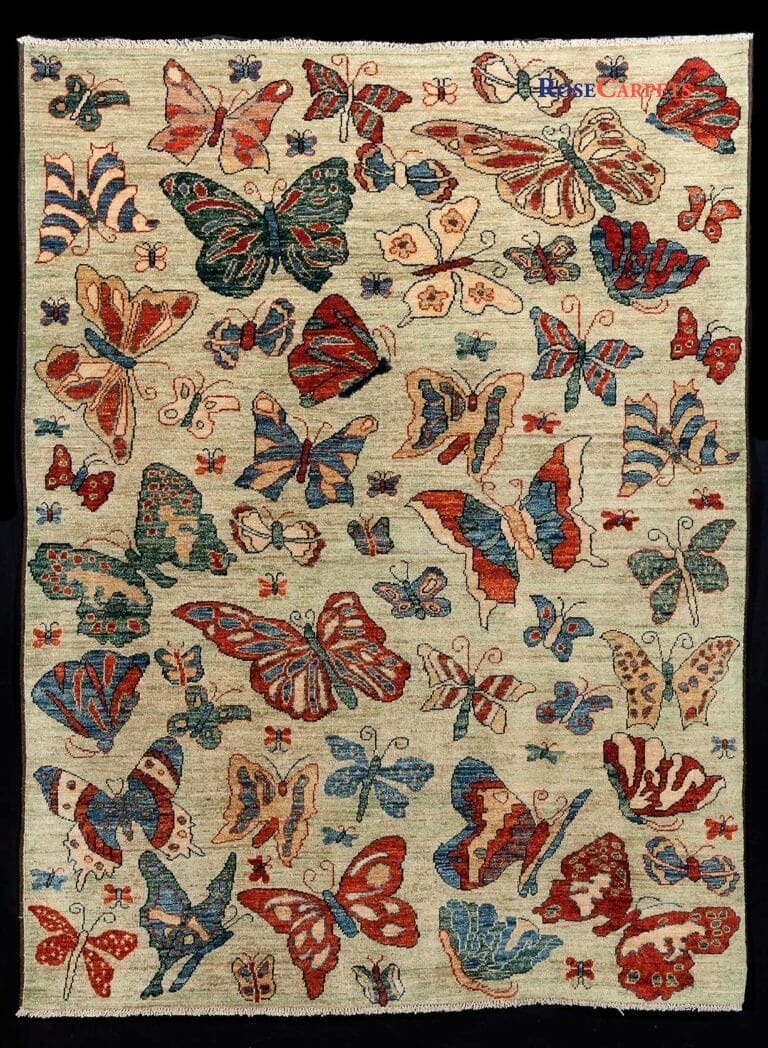 Tappeto finemente annodato con disegno a farfalle. Misura 204×155 cm. Cod 3205