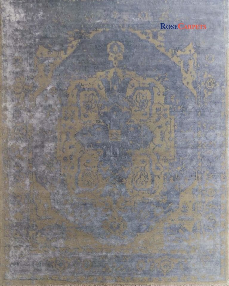 Tappeto dal disegno di ispirazione francese di Aubusson, annodato in lana e viscosa. Misura 305x201 cm. Cod. 3235