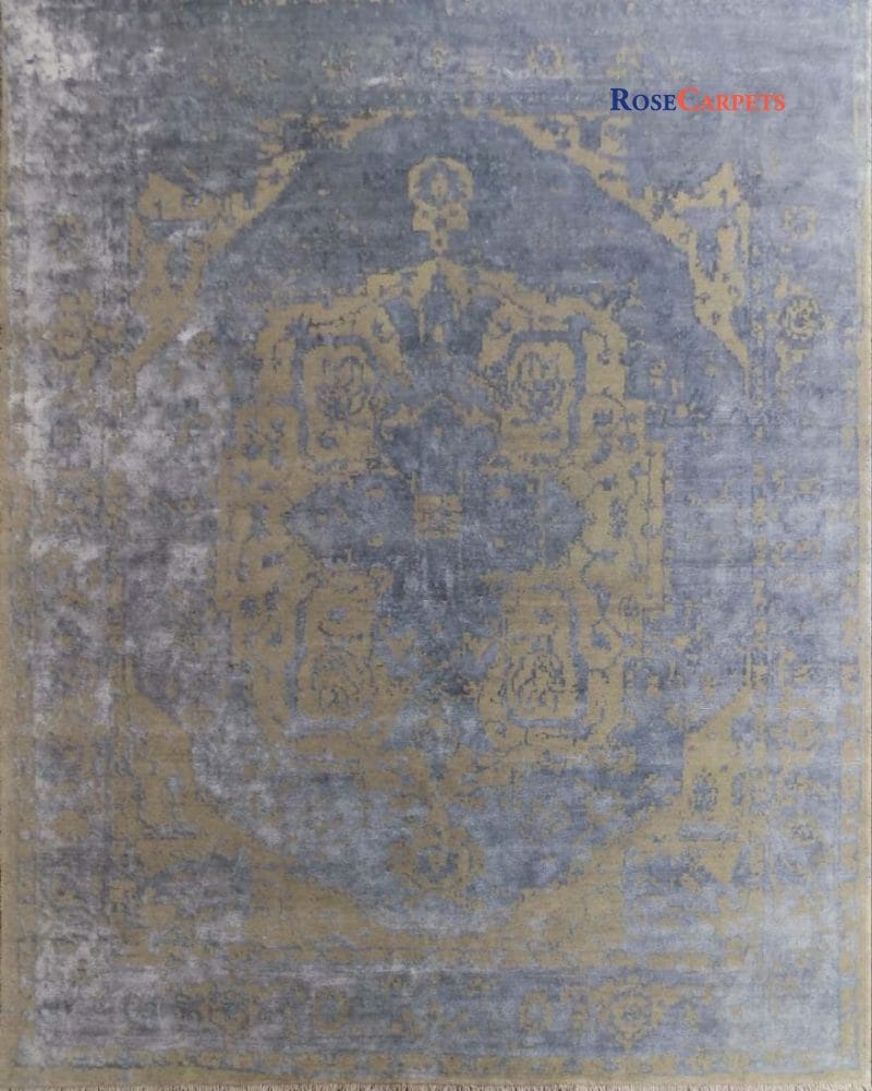 Tappeto dal disegno di ispirazione francese di Aubusson, annodato in lana e viscosa. Misura 305x201 cm. Cod. 3235