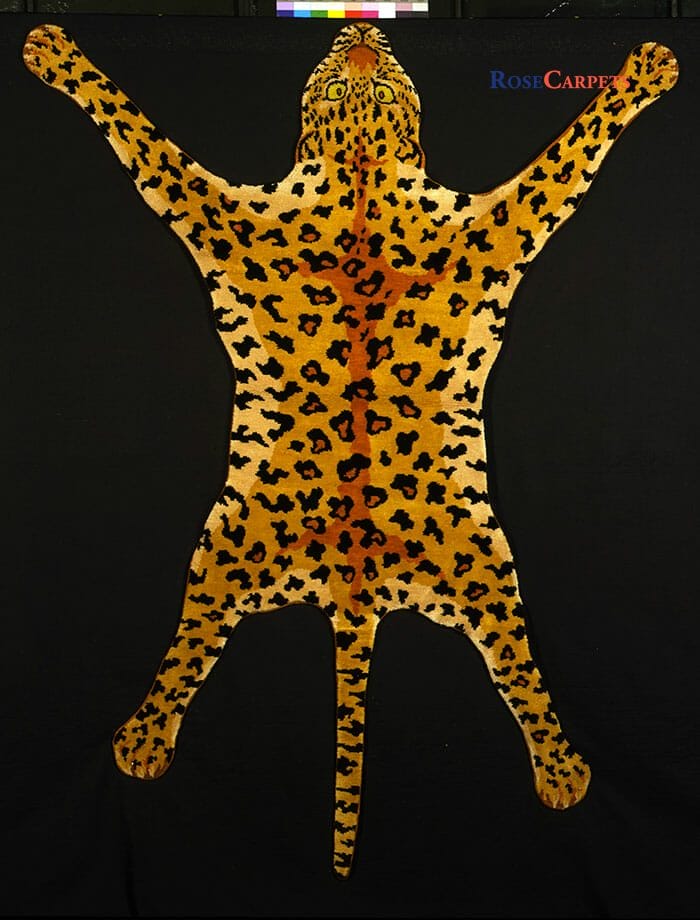 Tappeto Contemporaneo Moderno Annodato a telaio con morbide lane tibetane. Sagomato a pelle di leopardo Misure: 225x155 cm Codice: 1838